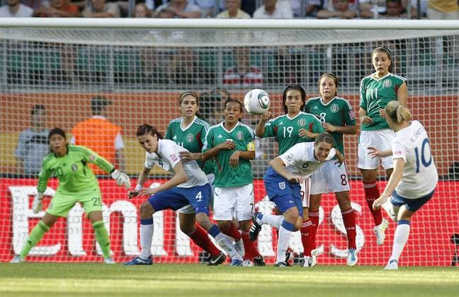 Kelly Smith, England, beim Freistoß, hinten die Mauer der Mexikanerinnen, Freistoß, Mauer, quer Mexiko-England, Mexiko vs England, FIFA Womens World Cup 2011, WM, FIFA Frauen-Weltmeisterschaft 2011, Gruppe B, Group B, Spiel Nr. 4 Wolfsburg, 27.6.2011, VW-Arena