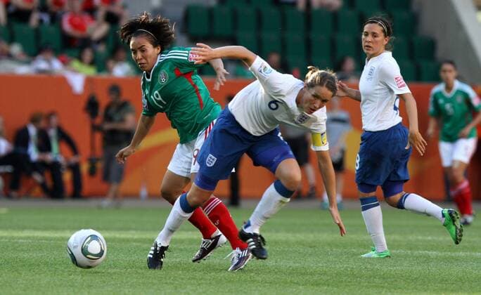 FIFA Frauen Weltmeisterschaft 2011 - England - Mexico Wolfsburg , 270611 , FIFA Frauen Weltmeisterschaft 2011 Womens Worldcup 2011 , Gruppe B , England - Mexico Casey Stoney (England) gegen Monica Ocampo (Mexico)