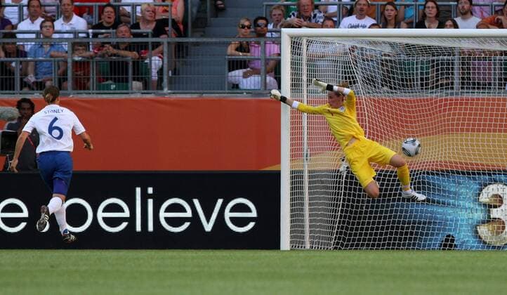 FIFA Frauen Weltmeisterschaft 2011 - England - Mexico Wolfsburg , 270611 , FIFA Frauen Weltmeisterschaft 2011 Womens Worldcup 2011 , Gruppe B , England - Mexico Torhüterin Karen Bardsley (England) machtlos gegen den Schuss von Monica Ocampo (Mexico) , Ausgleich zum 1:1 für Mexico