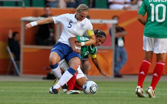 FIFA Frauen Weltmeisterschaft 2011 - England - Mexico Wolfsburg , 270611 , FIFA Frauen Weltmeisterschaft 2011 Womens Worldcup 2011 , Gruppe B , England - Mexico Faye White (England) gegen Maribel Dominguez (Mexico)