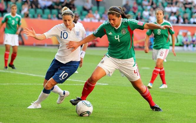 FIFA Frauen Weltmeisterschaft 2011 - England - Mexico Wolfsburg , 270611 , FIFA Frauen Weltmeisterschaft 2011 Womens Worldcup 2011 , Gruppe B , England - Mexico Kelly Smith (England) gegen Alina Garciamendez (Mexico)
