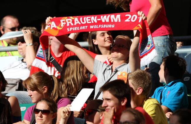 FIFA Frauen Weltmeisterschaft 2011 - Fan mit Schal - Frauen WM 2011 Spielort Wolfsburg