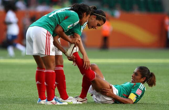 FIFA Frauen Weltmeisterschaft 2011 - England - Mexico Wolfsburg , 27.06.2011 , FIFA Frauen Weltmeisterschaft 2011 Womens Worldcup 2011 , Gruppe B , England - Mexico Maribel Dominguez (Mexico) mit Krampf am Boden , zwei Mitspielerinnen helfen o0 Verletzung