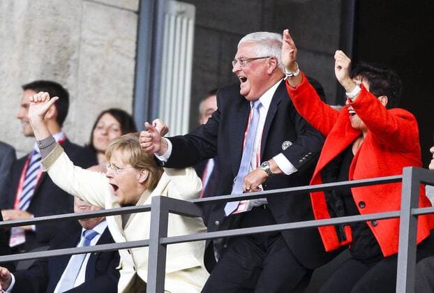 Bundeskanzlerin Angela Merkel, DFB Präsident Dr. Theo ZWANZIGER und Ehefrau Inge Jubel, Freude, Emotionen, Feiern, Lachen, jubelt, freuen DEUTSCHLAND - KANADA 2-1 FIFA Fussball WM Weltmeisterschaft 2011 Damen, Frauen, Deutsche Damen Fussball Nationalmannschaft DFB Eröffnungsspiel am 26.06.2011, in Berlin, GER, CAN o0 Partnerin, Frau, Ehefrau people Politk Familie privat
