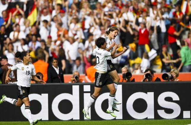Kerstin GAREFREKES, Linda BRESONIK, Celia OKOYINO DA MBABI DEUTSCHLAND - KANADA 2-1 FIFA Fussball WM Weltmeisterschaft 2011 Damen, Frauen, Deutsche Damen Fussball Nationalmannschaft DFB Eröffnungsspiel am 26.06.2011, in Berlin, GER, CAN o0 Werbebande, Bande, Sponsor Werbung Wirtschaft Schriftzug adidas