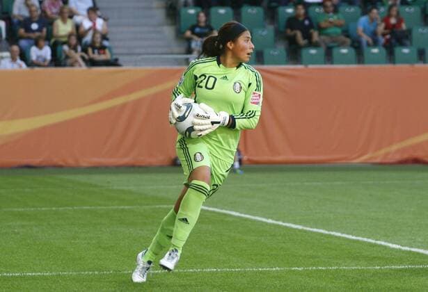 Torhüterin Cecilia Santiago (Mexico) - Frauen Weltmeisterschaft 2011 Gruppenspiel B Mexico (Grün) - England in der WM-Arena Wolfsburg - Einzelbild,Aktion,27.06.2011,Deutschland,Fußball,Damen,Frauen