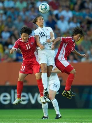 FIFA Fussball WM Frauen Dresden 28.06.2011 USA geg Nordkorea 2:0 vlnr RI Ye Gyong N KOREA Carli LLOYD 10 USA RA Un Sim 9 N KOREA