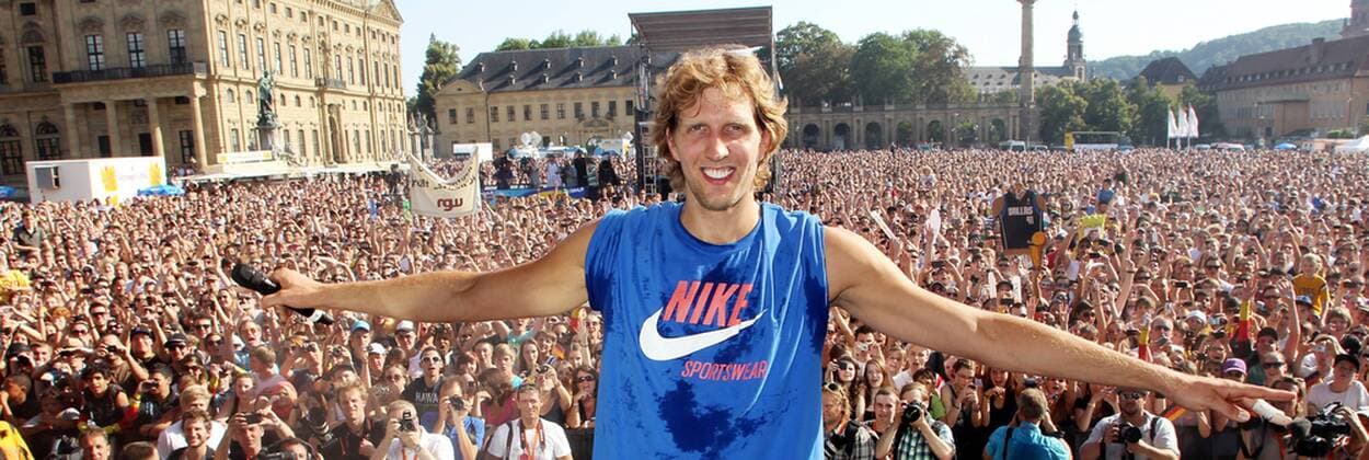 Empfang für NBA-Basketballer Dirk Nowitzki (Dallas Mavericks) in seiner Heimatstadt Würzburg anlässlich des Gewinns seines Meistertitels; FanParty vor der Würzburger Residenz; insgesamt kamen 11.000 Anhänger vor das Weltkulturerbe, um Nowitzki zu sehen, der sich auch auf dem Balkon des Prunkbaus zeigte; o0 Sieg Meister Meisterschaft Heimat privat Feier Rathaus Rathausbalkon Totale Masse