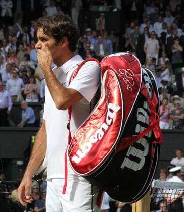 Swiss Roger Federer leaves in defeat on the ninth day of the 125th Wimbledon Championships in Wimbledon, on Wednesday, June 29, 2011.  LON2011062903 o0 Abgang
