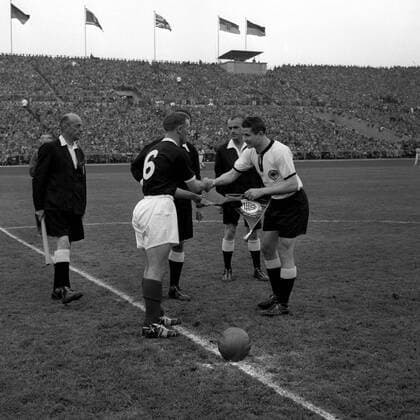 Helmut Rahn (BR Deutschland, re.) - Shake Hands und Wimpeltausch vor dem Länderspiel gegen Schottland 1957 in Stuttgart shake hands, shakehands Nationaltrikot Wimpel tauschen Wimpeltausch