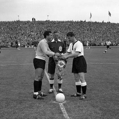Pedro Dellacha (Argentinien, li.) und Hans Schäfer (BR Deutschland, re.) - Wimpeltausch vor dem WM Spiel 1958 in Malmö, in der Mitte FIFA Schiedsrichter Reginald Leafe (England) Nationaltrikot Wimpel tauschen