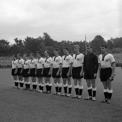 Mannschaftsvorstellung BR Deutschland, v. li.: Erich Juskowiak, Herbert Erhardt, Uwe Seeler, Georg Stollenwerk, Fritz Walter, Berni Klodt, Helmut Rahn, Horst Szymaniak, Karl Heinz Schnellinger, Torwart Fritz Herkenrath, Hans Schäfer Mannschaftsfoto Totale Nationaltrikot Hymne Nationalhymne Bernhardt