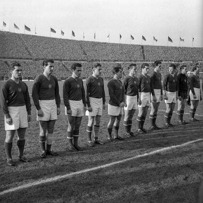 Mannschaftsvorstellung Ungarn mit Gyula Grosics, Sandor Matrai, Laszlo Sarosi, Jozsef Bozsik, Ferenc Sipos, Pal Berendi, Karoly Sandor, Lajos Csordas, Ferenc Machos, Nandor Hidegkuti, Sandor Lenkei Mannschaftsfoto Totale Nationaltrikot Hymne Nationalhymne