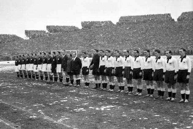 Mannschaftsvorstellung vor dem Länderspiel 1952 in Augsburg zwischen Deutschland (v.li.: Fritz Walter, Torwart Toni Turek, Horst Eckel, Ottmar Walter, Jupp Posipal, Erich Schanko, Werner Kohlmeyer, Erich Retter, Hans Schäfer, Max Morlock, Berni Klodt) und der Schweiz (mit Jucker, Frosio, Bocquet, Neukom, Eggimann, Casali, Ballamann, Bader, Hügi, Friedländer, Fatton Hymne Nationalhymne