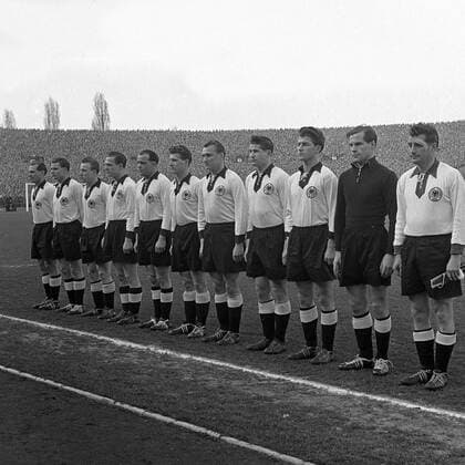Mannschaftsvorstellung BR Deutschland, v.re.: Fritz Walter, Torwart Fritz Herkenrath, Gerd Harpers, Helmut Rahn, Jupp Posipal, Hans Schäfer, Werner Kohlmeyer, Erich Juskowiak, Uwe Seeler, Karl Mai, Max Morlock, daneben FIFA Schiedsrichter Istvan Zsolt (Ungarn, 2.v.li.) und seine Linienrichter Mannschaftsfoto Totale Nationaltrikot Hymne Nationalhymne