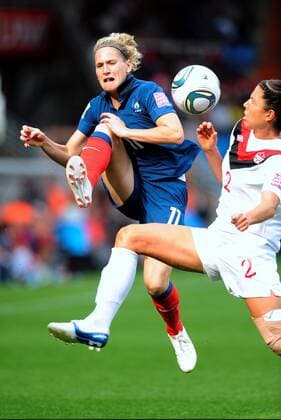 Football : Canada France - FIFA Women s World Cup 2011- Bochum - 30 06 2011 - Rewirpower Stadion - Laure LEPAILLEUR (FRA) - Emily ZURRER (CAN) - Football : France Canada - World Cup - 30 06 2011 AnthonyBibard FEP Panoramic 