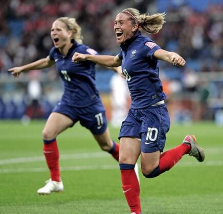 30.06.2011, FIFA-Frauen-Fußball-Weltmeisterschaft 2011 in Deutschland. Vorrunde Gruppe A , Kanada - Frankreich in Bochum. Jubel Frankreich zum Tor zum 0:3 , v.l. Laure Lepailleur (Frankreich) , Torschütze Camilie Abily (Frankreich)