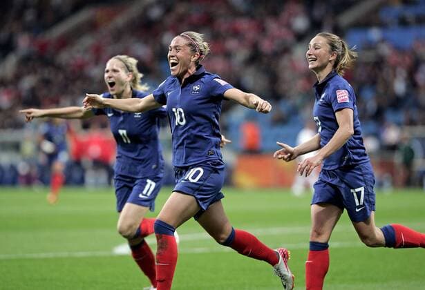 30.06.2011, FIFA-Frauen-Fußball-Weltmeisterschaft 2011 in Deutschland. Vorrunde Gruppe A , Kanada - Frankreich in Bochum. Jubel Frankreich zum Tor zum 0:3 , v.l. Laure Lepailleur (Frankreich) , Torschütze Camilie Abily (Frankreich) , Gaetane Thiney (Frankreich)
