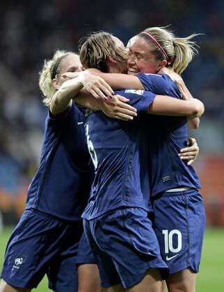 30.06.2011, FIFA-Frauen-Fußball-Weltmeisterschaft 2011 in Deutschland. Vorrunde Gruppe A , Kanada - Frankreich in Bochum. Jubel Frankreich zum Tor zum 0:3