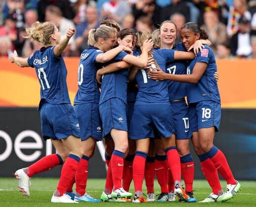 30.06.2011, FIFA-Frauen-Fußball-Weltmeisterschaft 2011 in Deutschland. Vorrunde Gruppe A , Kanada - Frankreich in Bochum. Jubel Frankreich zum Tor zum 0:1