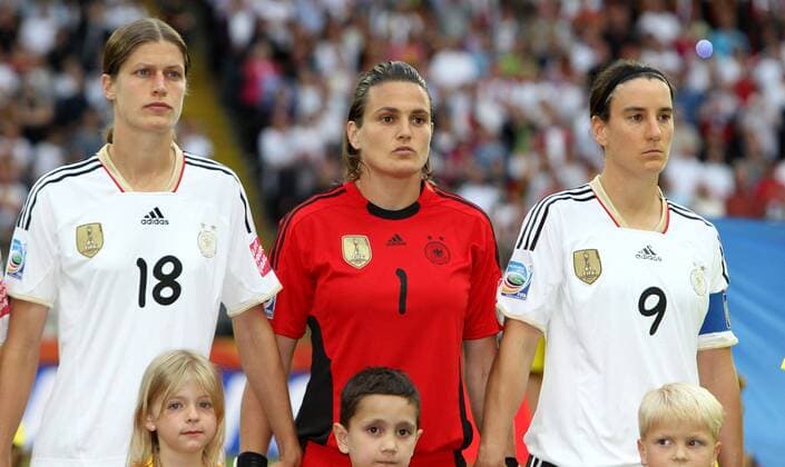 FIFA Frauen Weltmeisterschaft 2011 - Deutschland vs.Nigeria Frankfurt , 300611 , FIFA Frauen Weltmeisterschaft 2011 Womens Worldcup 2011 , Gruppe A , Deutschland (GER) vs. Nigeria (NGA) Kerstin Garefrekes , Torhüterin Nadine Angerer und Birgit Prinz (alle GER) während der Nationalhymne