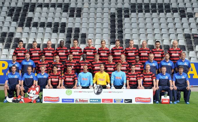 Freiburg, 30.06.2011 Mannschaftsfoto SC Freiburg, 1. Bundesliga Saison 2011 12 Obere Reihe v.l.n.r: Mensur Mujdza, Daniel Caligiuri, Simon Brandstetter, Garra Dembele, Johannes Flum, Pavel Krmas, Julian Schuster; Heiko Butscher, Felix Bastians, Oliver Barth, Beg Ferati, Ivica Banovic. Mittlere Reihe v.l.n.r.: Busfahrer Stefan Spohn, Mannschaftsarzt Andreas Aust, Yacine Abdessadki, Erik Jendrisek, Daniel Williams, Papiss Cisse, Anton Putsila, Christian Bickel, Janathan Schmid, Cedrick Makiadi, Co-Trainer Christian Streich, Cheftrainer Marcus Sorg, Co-Trainrer Patrick Baier. Untere Reihe v.l.n.r.: Physiotherapeut Markus Behrens, Physiotherapeut Uwe Vetter, Physiotherapeut Torge Schwarz, Kisho Yano, Stefan Reisinger, Manuel Salz, Oliver Baumann, Daniel Balz, Maximilian Nicu, Jan Rosenthal, Athletiktrainer Simon Ickert, Torwarttrainer Andreas Kronenberg.