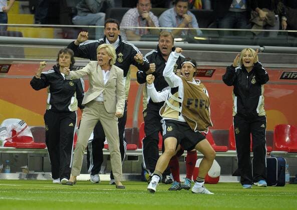 30.06.2011, FIFA-Frauen-Fußball-Weltmeisterschaft 2011 in Deutschland. Vorrunde, 2.Spieltag, Deutschland - Nigeria in der Commerzbank-Arena Frankfurt Main. V.li.: Co Ulrike Ballweg, Bundestrainerin Silvia Neid, Torwarttrainer Michael Fuchs, Mannschaftsarzt Ulrich Schmieden, Ariane Hingst und Physiotherapeutin Christel Arbini jubeln nach dem 1:0.