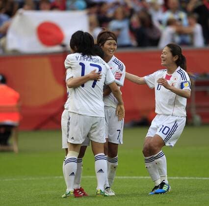 Deutschland, FIFA Frauen Fussball WM, Vorrunde, Gruppe B Japan vs. Mexiko, 01.07.2011, Leverkusen , Yuki Nagasato, Kozue Ando Homare Sawa, jubeln