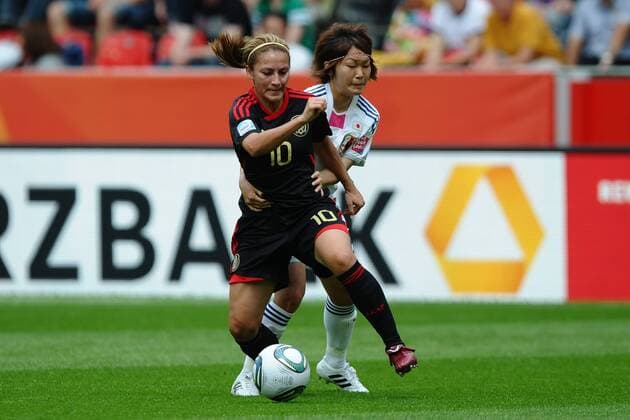 Fußball Frauen-WM, Vorrunde, Japan - Mexiko am 01.07.2011 in Leverkusen Dinora Garza ( Mexiko ), vorne - Mizuho Sakaguchi ( Japan ), hinten