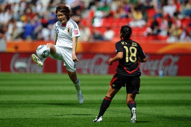 Fußball Frauen-WM, Vorrunde, Japan - Mexiko am 01.07.2011 in Leverkusen Mizuho Sakaguchi ( Japan ), links - Veronica Perez ( Mexiko ), rechts
