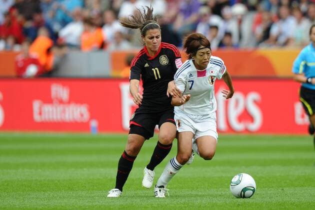 Fußball Frauen-WM, Vorrunde, Japan - Mexiko am 01.07.2011 in Leverkusen Kozue Ando ( Japan ), rechts - Nayeli Rangel ( Mexiko ), links
