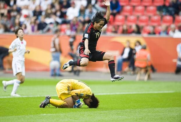 Monica OCAMPO (MEX) springt über Torhueterin Torwart Nozomi YAMAGO (JPN), Aktion, Vorrunde, Spiel 11, Gruppe B, Japan (JPN) - Mexiko (MEX) , am 01.07.2011 in Leverkusen Fussball Frauen Weltmeisterschaft 2011 in Deutschland vom 26.06. - 17.07.2011