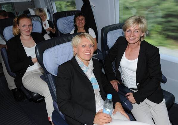 Bundestrainerin Silvia NEID (GER) und Doris FITSCHEN (l.) sitzen im ICE 124. Hinten: Co trainerin Ulrike BALLWEG (r.) und Patrizia HELL (DFB). : Am heutigen Freitag fuhr die deutsche Frauen Fussballnationalmannschaft mit dem ICE von Frankfurt Station Stadion nach Duesseldorf Hauptbahhof. Fussball Frauen: FIFA Frauen-WM 2011 in Deutschland, Frankfurt, 01.07.2011 Football Soccer: The German women s national team went by train from Frankfurt Station Stadion to Dusseldorf with the fast train ICE. Frankfurt , July 01, 2011. o0 Bahn Bahnfahrt