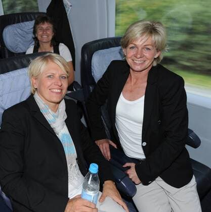Bundestrainerin Silvia NEID (GER) und Doris FITSCHEN (l.) sitzen im ICE 124. Hinten: Cotrainerin Ulrike BALLWEG. : Am heutigen Freitag fuhr die deutsche Frauen Fussballnationalmannschaft mit dem ICE von Frankfurt Station Stadion nach Duesseldorf Hauptbahhof. Fussball Frauen: FIFA Frauen-WM 2011 in Deutschland, Frankfurt, 01.07.2011 Football Soccer: The German women s national team went by train from Frankfurt Station Stadion to Dusseldorf with the fast train ICE. Frankfurt , July 01, 2011. o0 Bahn Bahnfahrt