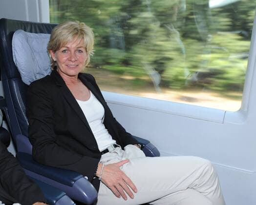 Bundestrainerin Silvia NEID (GER) sitzt auf ihrem Sitz im ICE 124. : Am heutigen Freitag fuhr die deutsche Frauen Fussballnationalmannschaft mit dem ICE von Frankfurt Station Stadion nach Duesseldorf Hauptbahhof. Fussball Frauen: FIFA Frauen-WM 2011 in Deutschland, Frankfurt, 01.07.2011 Football Soccer: The German women s national team went by train from Frankfurt Station Stadion to Dusseldorf with the fast train ICE. Frankfurt , July 01, 2011. o0 Bahn Bahnfahrt