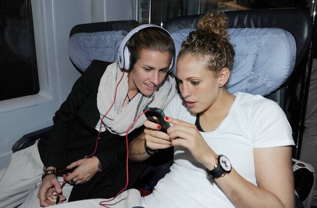 Simone LAUDEHR (GER) l. und Kim KULIG (GER) r. entspannen sich bei Musik aus ihrem iphone. : Am heutigen Freitag fuhr die deutsche Frauen Fussballnationalmannschaft mit dem ICE von Frankfurt Station Stadion nach Duesseldorf Hauptbahhof. Fussball Frauen: FIFA Frauen-WM 2011 in Deutschland, Frankfurt, 01.07.2011 Football Soccer: The German women s national team went by train from Frankfurt Station Stadion to Dusseldorf with the fast train ICE. Frankfurt , July 01, 2011. o0 Bahn Bahnfahrt