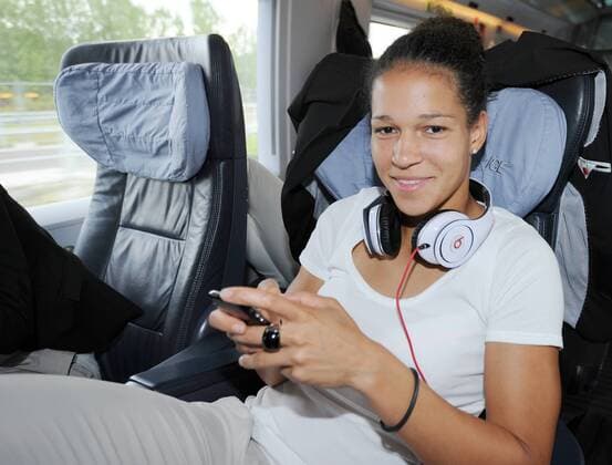 Celia OKOYINO DA MBABI (GER) entspannt sich bei Musik aus ihrem iphone. : Am heutigen Freitag fuhr die deutsche Frauen Fussballnationalmannschaft mit dem ICE von Frankfurt Station Stadion nach Duesseldorf Hauptbahhof. Fussball Frauen: FIFA Frauen-WM 2011 in Deutschland, Frankfurt, 01.07.2011 Football Soccer: The German women s national team went by train from Frankfurt Station Stadion to Dusseldorf with the fast train ICE. Frankfurt , July 01, 2011. o0 Bahn Bahnfahrt