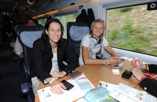 Verena FAISST (l. GER) und Alexandra POPP (GER) r. haben sichtlich Spass im ICE 124. : Am heutigen Freitag fuhr die deutsche Frauen Fussballnationalmannschaft mit dem ICE von Frankfurt Station Stadion nach Duesseldorf Hauptbahhof. Fussball Frauen: FIFA Frauen-WM 2011 in Deutschland, Frankfurt, 01.07.2011 Football Soccer: The German women s national team went by train from Frankfurt Station Stadion to Dusseldorf with the fast train ICE. Frankfurt , July 01, 2011. o0 Bahn Bahnfahrt