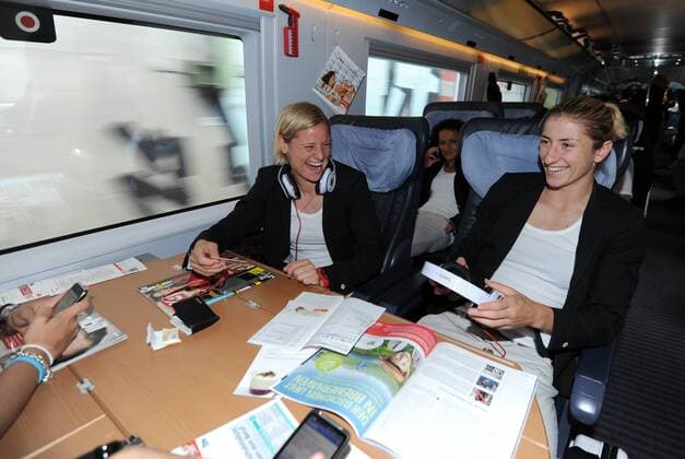 Martina MUELLER (GER) l. und Bianca SCHMIDT (GER) haben sichtlich Spass im ICE 124. : Am heutigen Freitag fuhr die deutsche Frauen Fussballnationalmannschaft mit dem ICE von Frankfurt Station Stadion nach Duesseldorf Hauptbahhof. Fussball Frauen: FIFA Frauen-WM 2011 in Deutschland, Frankfurt, 01.07.2011 Football Soccer: The German women s national team went by train from Frankfurt Station Stadion to Dusseldorf with the fast train ICE. Frankfurt , July 01, 2011. o0 Bahn Bahnfahrt