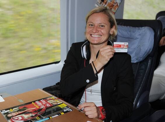 Lachend zeigt Martina MUELLER (GER) ihre Bahncard. : Am heutigen Freitag fuhr die deutsche Frauen Fussballnationalmannschaft mit dem ICE von Frankfurt Station Stadion nach Duesseldorf Hauptbahhof. Fussball Frauen: FIFA Frauen-WM 2011 in Deutschland, Frankfurt, 01.07.2011 Football Soccer: The German women s national team went by train from Frankfurt Station Stadion to Dusseldorf with the fast train ICE. Frankfurt , July 01, 2011. o0 Bahn Bahnfahrt