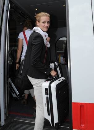 Simone LAUDEHR (GER) steigt in den ICE 124. : Am heutigen Freitag fuhr die deutsche Frauen Fussballnationalmannschaft mit dem ICE von Frankfurt Station Stadion nach Duesseldorf Hauptbahhof. Fussball Frauen: FIFA Frauen-WM 2011 in Deutschland, Frankfurt, 01.07.2011 Football Soccer: The German women s national team went by train from Frankfurt Station Stadion to Dusseldorf with the fast train ICE. Frankfurt , July 01, 2011. o0 Bahn Bahnfahrt