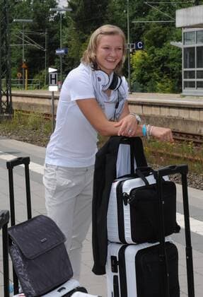 Alexandra POPP (GER) wartet am Bahngleis auf den ICE und lacht. : Am heutigen Freitag fuhr die deutsche Frauen Fussballnationalmannschaft mit dem ICE von Frankfurt Station Stadion nach Duesseldorf Hauptbahhof. Fussball Frauen: FIFA Frauen-WM 2011 in Deutschland, Frankfurt, 01.07.2011 Football Soccer: The German women s national team went by train from Frankfurt Station Stadion to Dusseldorf with the fast train ICE. Frankfurt , July 01, 2011. o0 Bahn Bahnfahrt Bahnsteig warten