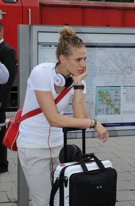 Kim KULIG (GER) wartet am Bahngleis auf den ICE. : Am heutigen Freitag fuhr die deutsche Frauen Fussballnationalmannschaft mit dem ICE von Frankfurt Station Stadion nach Duesseldorf Hauptbahhof. Fussball Frauen: FIFA Frauen-WM 2011 in Deutschland, Frankfurt, 01.07.2011 Football Soccer: The German women s national team went by train from Frankfurt Station Stadion to Dusseldorf with the fast train ICE. Frankfurt , July 01, 2011. o0 Bahn Bahnfahrt Bahnsteig warten Langeweile