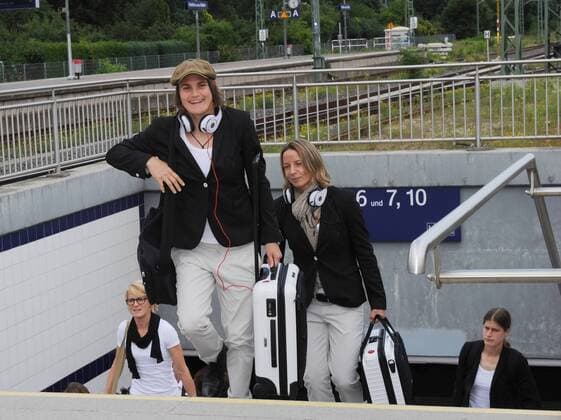 Ankunft an der Station STADION: Vorne traegt Torfrau Nadine ANGERER (GER) ihren Koffer, rechts: Inka GRINGS. : Am heutigen Freitag fuhr die deutsche Frauen Fussballnationalmannschaft mit dem ICE von Frankfurt Station Stadion nach Duesseldorf Hauptbahhof. Fussball Frauen: FIFA Frauen-WM 2011 in Deutschland, Frankfurt, 01.07.2011 Football Soccer: The German women s national team went by train from Frankfurt Station Stadion to Dusseldorf with the fast train ICE. Frankfurt , July 01, 2011. o0 Bahn Bahnfahrt Bahnsteig