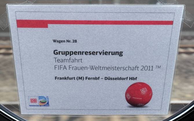 Das Schild zur Gruppenreservierung. : Am heutigen Freitag fuhr die deutsche Frauen Fussballnationalmannschaft mit dem ICE von Frankfurt Station Stadion nach Duesseldorf Hauptbahhof. Fussball Frauen: FIFA Frauen-WM 2011 in Deutschland, Duesseldorf , 01.07.2011 Football Soccer: The German women s national team went by train from Frankfurt Station Stadion to Dusseldorf with the fast train ICE. Frankfurt , July 01, 2011. o0 Bahn Bahnfahrt Objekte Reservierung