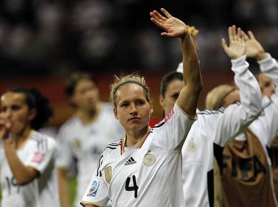 Schlussjubel Deutschland, Babett Peter (DFB) winkt den Fans zu . Deutschland - Nigeria . Frauen Fußball Weltmeisterschaft 2011 . Frankfurt , DEU, 30.06.2011 ,