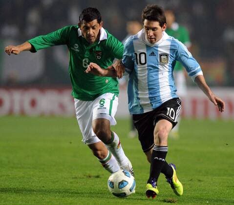 Buenos Aires 02 07 2011 - Copa America 2011 Argentina-Bolivia: Lionel Messi-Walter Alberto Flores  Südamerika Meisterschaft Südamerikameisterschaft