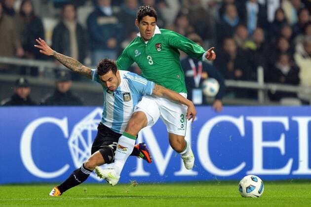Buenos Aires 02 07 2011 - Copa America 2011 Argentina-Bolivia: Ezequiel Lavezzi-Luis Alberto Herrera Gutierrez  Südamerika Meisterschaft Südamerikameisterschaft