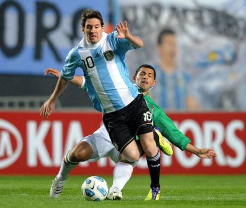 Buenos Aires 02 07 2011 - Copa America 2011 Argentina-Bolivia: Lionel Messi-Marcelo Moreno Martins  Südamerika Meisterschaft Südamerikameisterschaft
