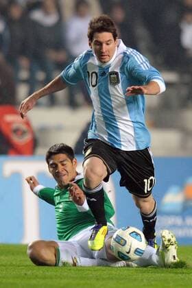 Buenos Aires 02 07 2011 - Copa America 2011 Argentina-Bolivia: Lionel Messi-Marcelo Moreno Martins  Südamerika Meisterschaft Südamerikameisterschaft